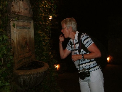 Rotwein ohne Ende aus dem Brunnen im Labyrinth
