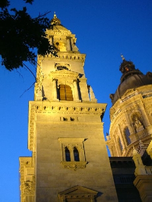 Die Basilika abends angestrahlt