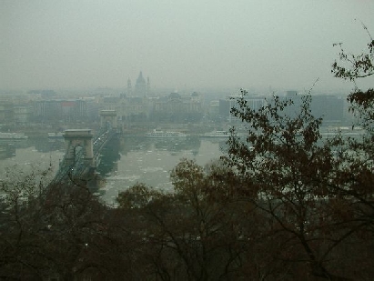 Nebliger Blick &uuml;ber die Donau vom Burgberg