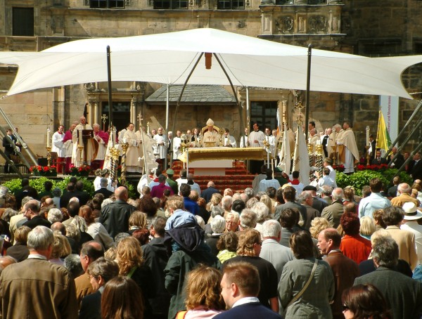 Gottesdienst auf dem Domplatz