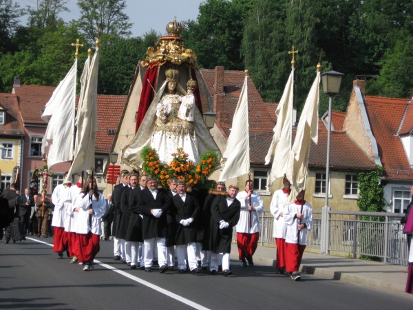Fronleichnamsprozession Marienstatue