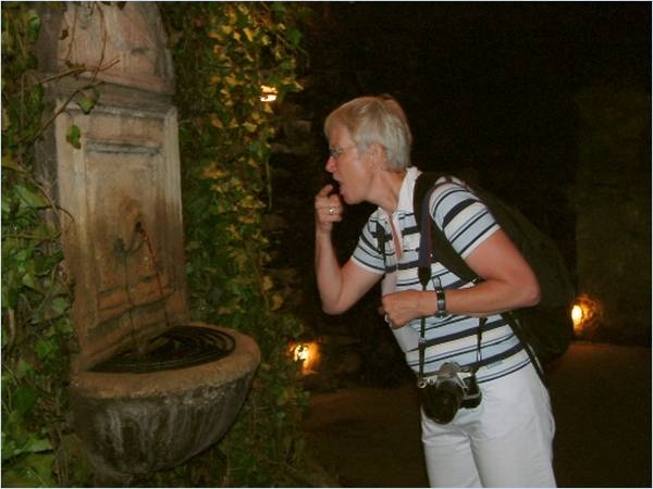 Rotwein aus dem Brunnen