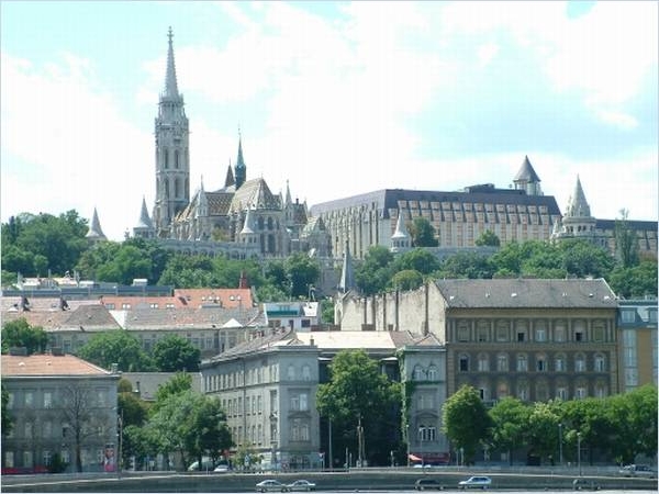 Matthiaskirche und Fischerbastei nebst Hilton-Hotel