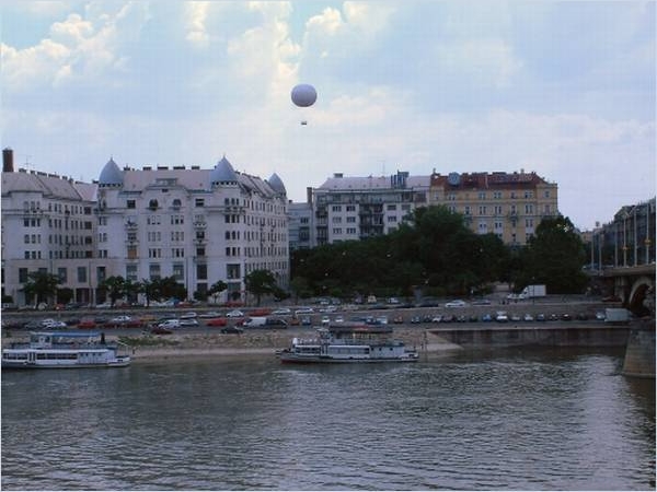 Fesselballon �ber den D�chern von Buda