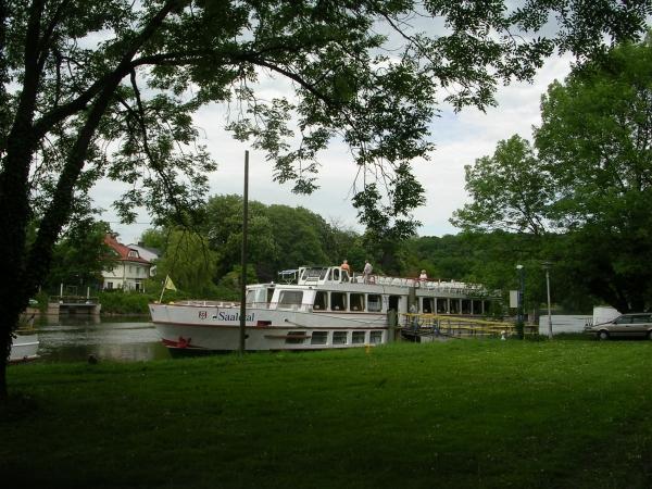 Ausflugsschiff auf der Saale